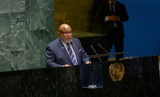  L'Ambassadeur Dennis Francis de Trinité-et-Tobago, président élu de la 78e session de l'Assemblée générale des Nations Unies, prend la parole lors d'une séance plénière de l'Assemblée générale.